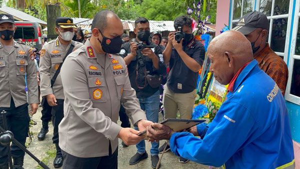 Kapolda Jambi Serahkan Langsung Jenazah Denis Yonas Kepada Keluarga