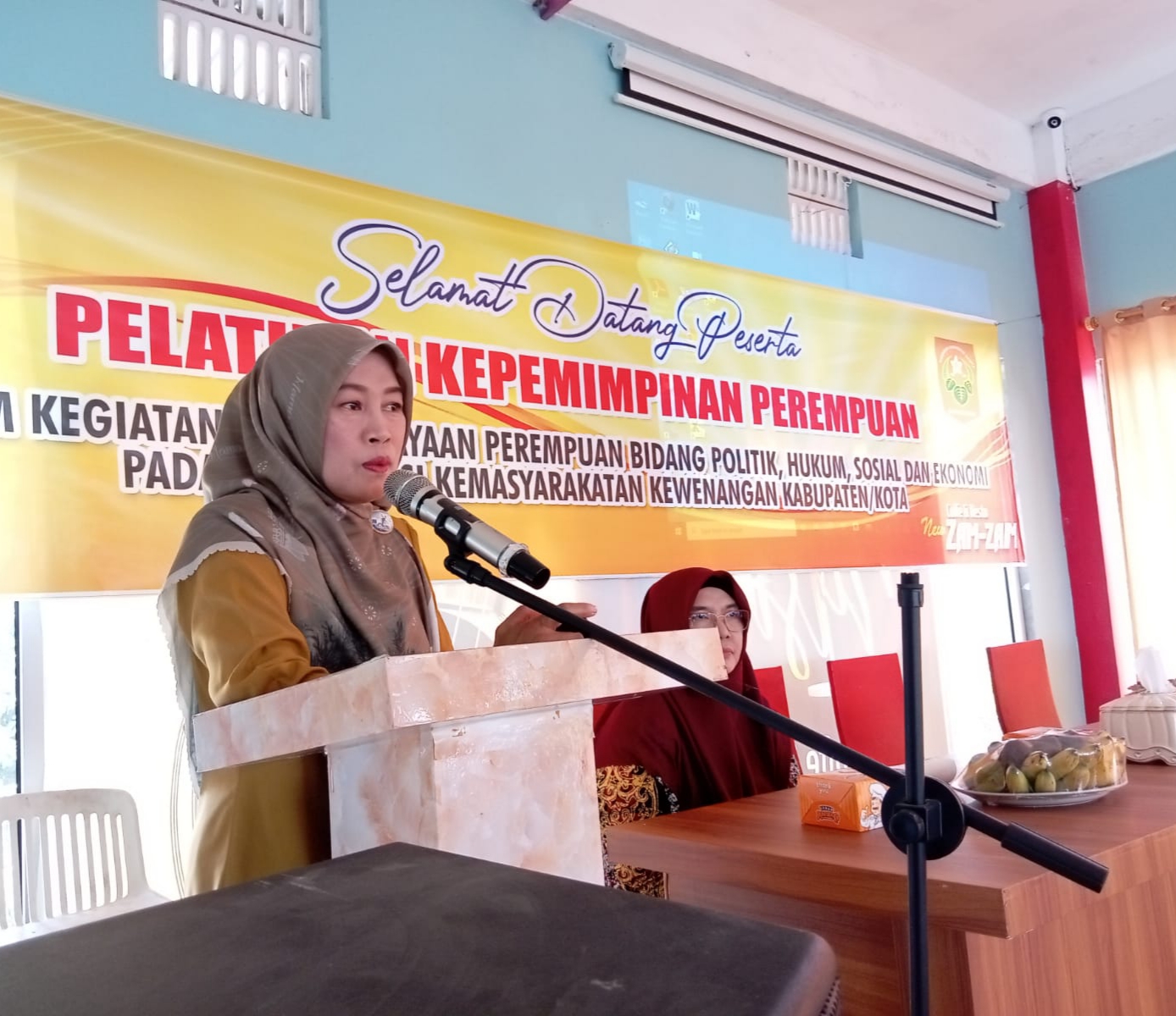 Hj.Nailil Husna Adirozal Nara Sumber Pelatihan Kepemimpinan Perempuan