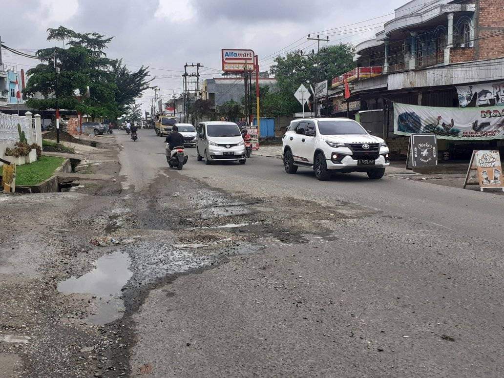 Jalan Berlubang di Jalan Sumatera Jelutung Ganggu Pengendara