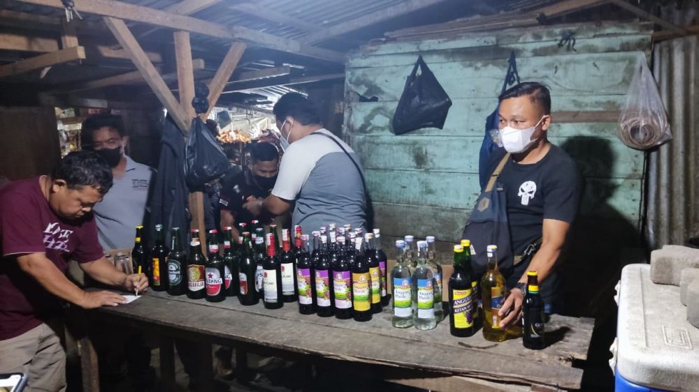 Operasi Pekat 2 Siginjai Tim Gabungan Amankan Minuman Keras Berbagai Merek