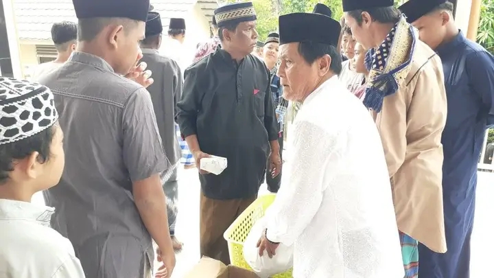 Jum'at Berkah, Masjid Ar Roudhoh Kelurahan Jelutung Bagikan Nasi Bungkus Ke Jemaah