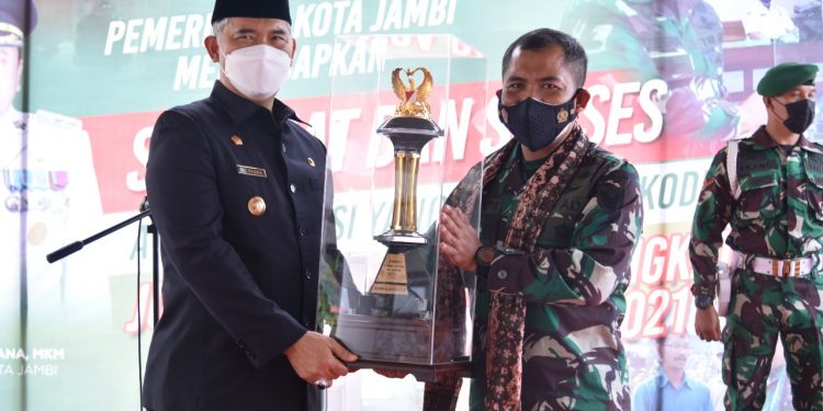 Walikota Fasha Sambut Piala Binter di Balaikota