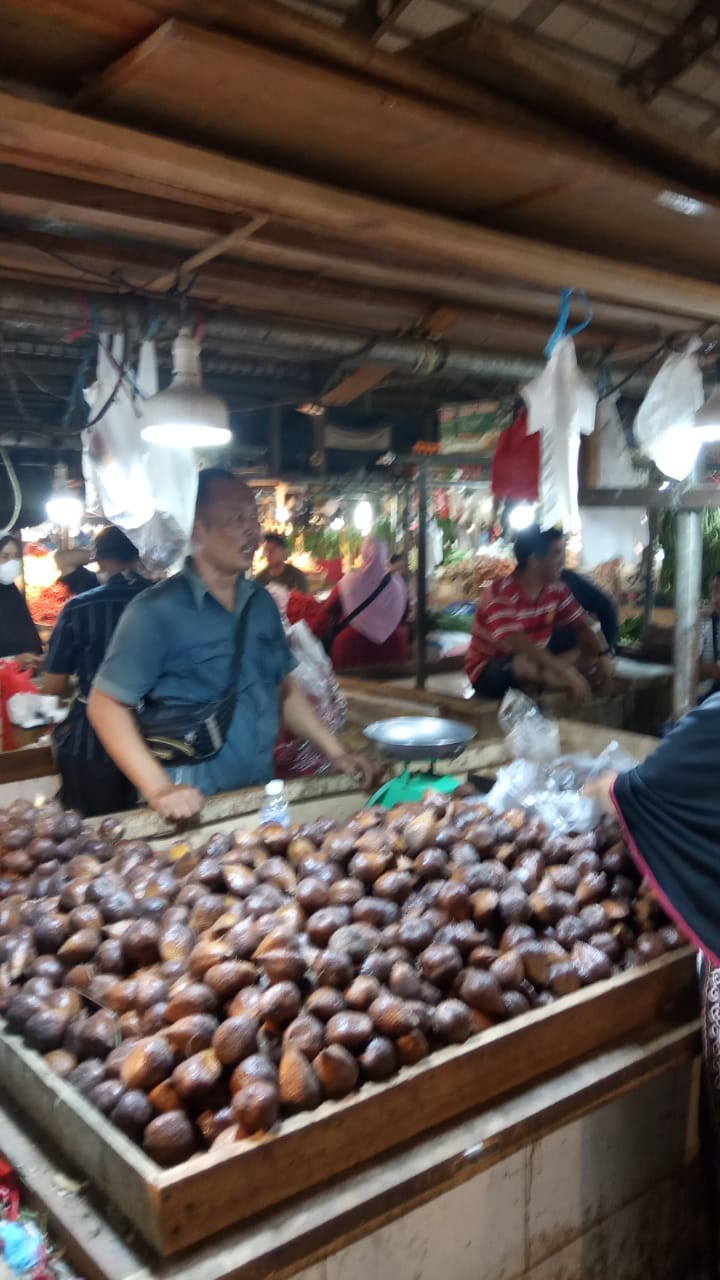 Pelaku Ekonomi di Pusat Pasar Angsoduo Kota Jambi Jauh Dari Prokes Covid-19