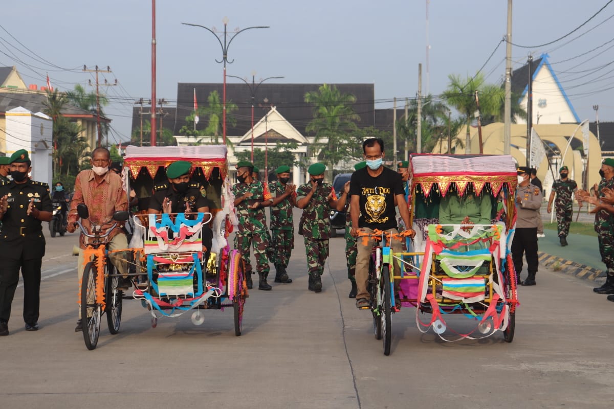 Dandim 0419/Tanjab Datang Mengendarai Becak Hias Dan di Sambut Tarian Sekapur Sirih