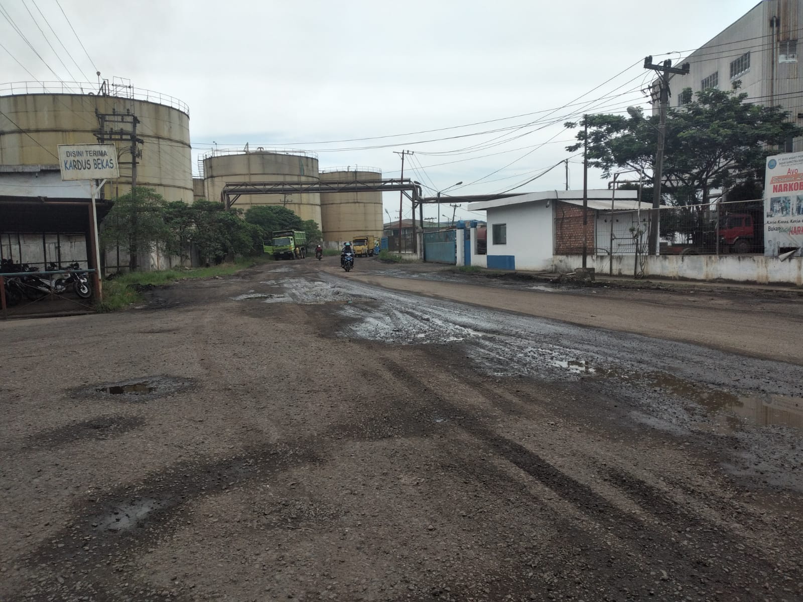 Kondisi Jalan Lewat Talang Duku Dibanjiri Lubang