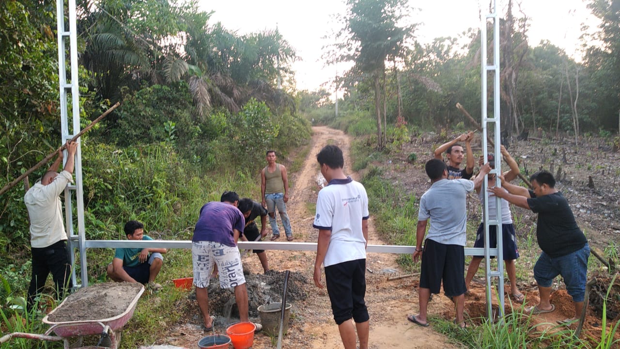 Meriahkan HUT RI Ke 77, Warga RT 35 Mayang Dirikan Gapura