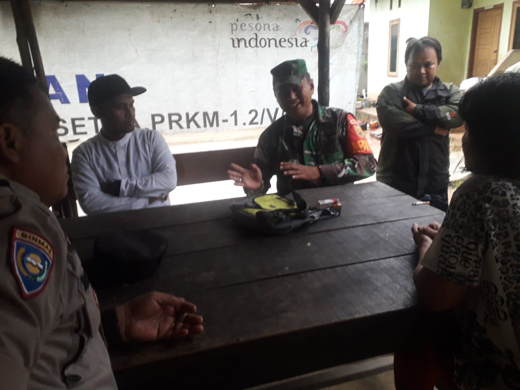 Warga RT 35 Mayang Mangurai dan Petugas Tutup Warung Tuak Yang Meresahkan