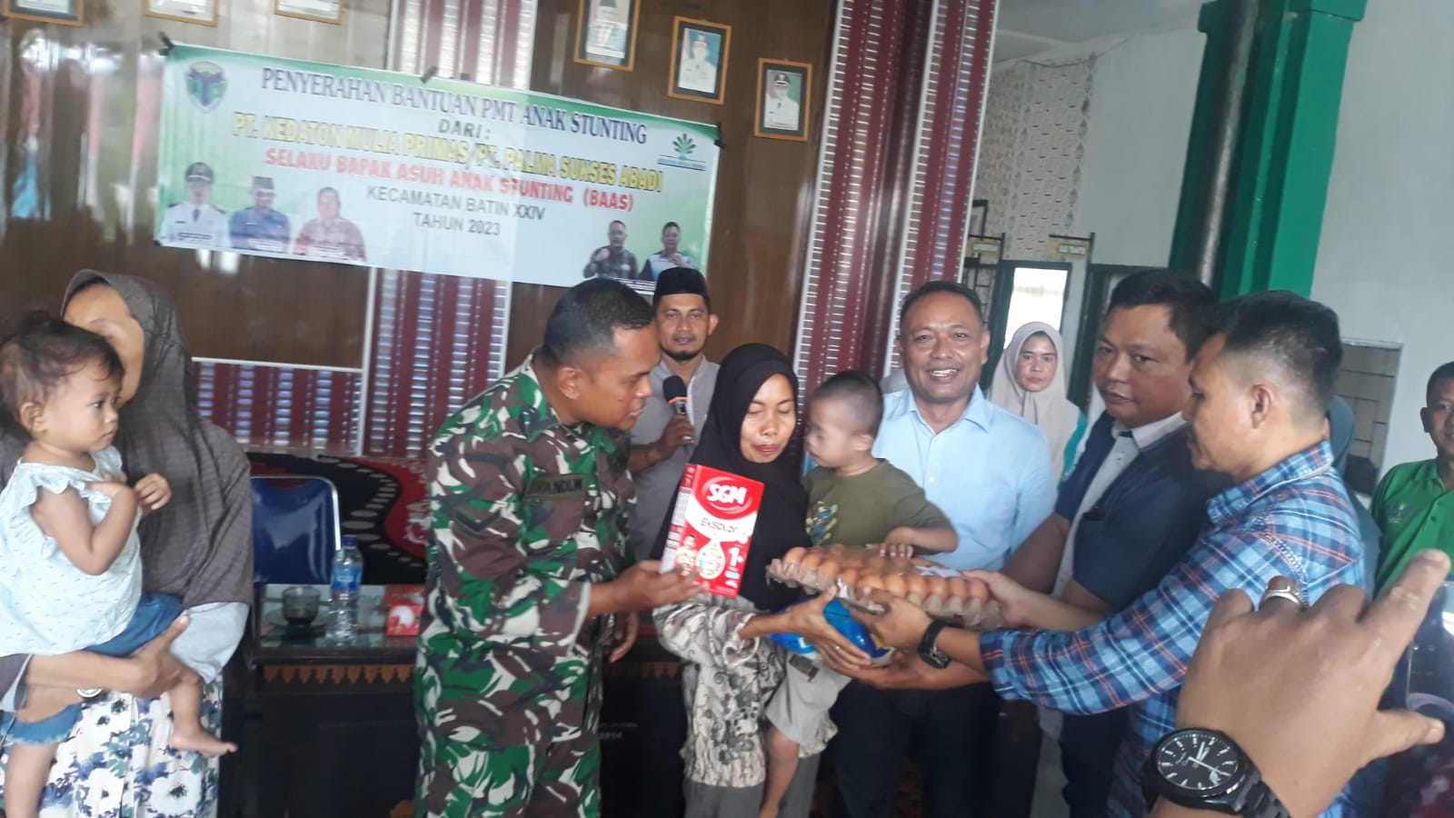 Camat bathin XXIV dampingi Penyerahan Pemberian makanan tambahan