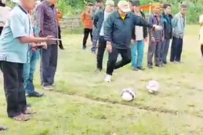 Herman Efendi Buka Turnamen Sepak Bola Desa Pulau Tengah Jangkat