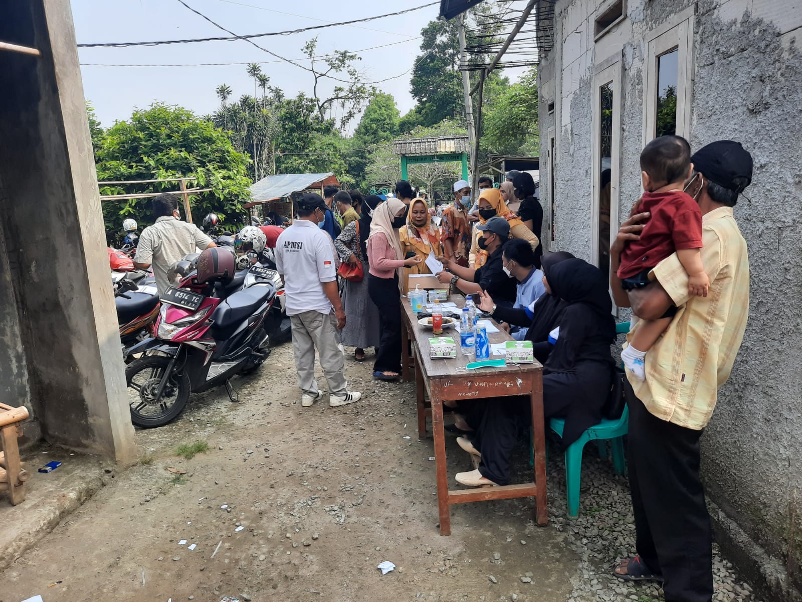 Jajaran polsek tigaraksa bekerja sama dengan ketua RW  pasir bolang mengadakan paksinasi di desa pasir bolang