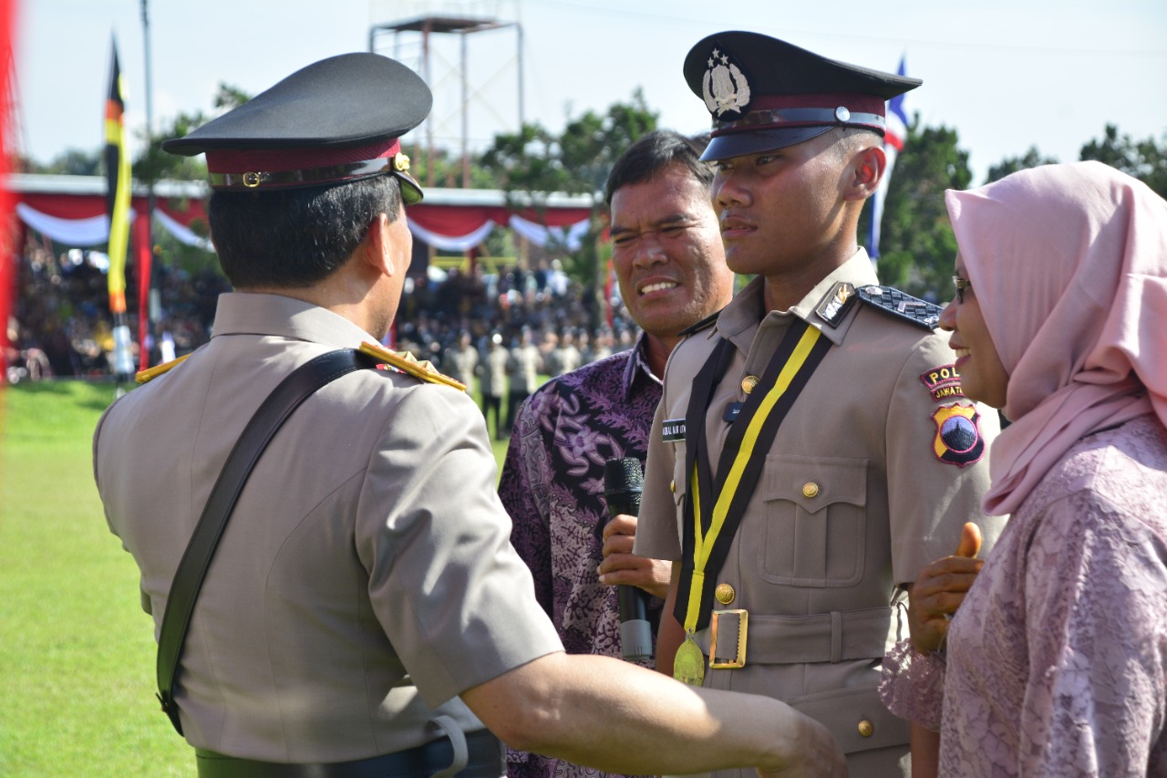 Anak Pedagang Kelontong Jadi Lulusan Terbaik Sekolah Bintara Polri