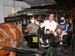 Presiden Jokowi Nikmati Malam Minggu Bersama Keluarga Naik Andong di Malioboro