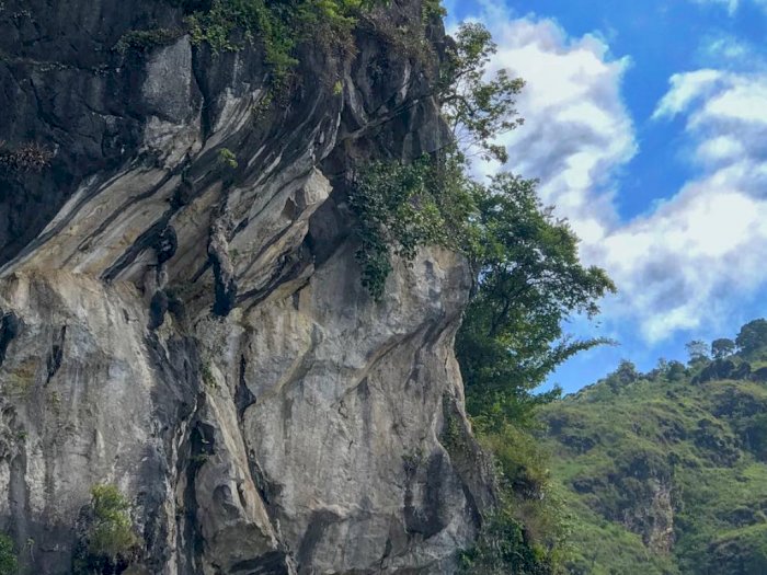 Legenda dan Objek Wisata Batu Gantung di Parapat