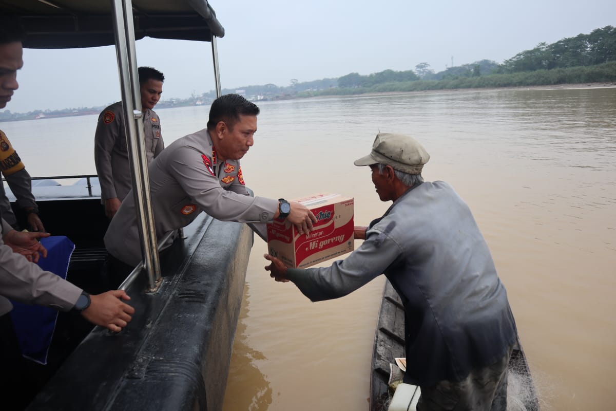 Kapolda Jambi Sisir Sungai Batanghari Serahkan Bantuan Ke Nelayan