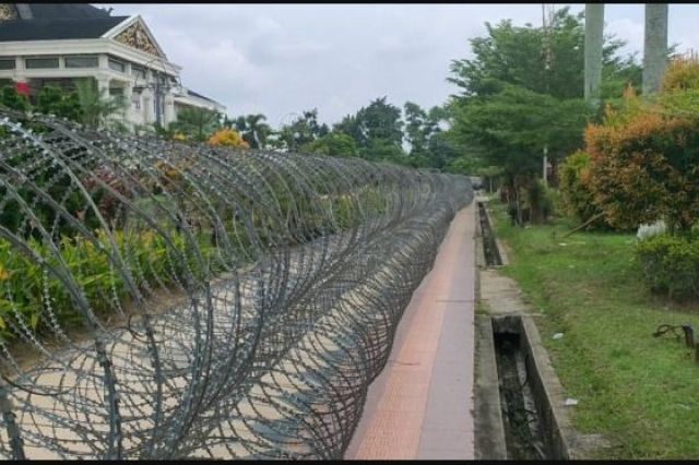 Pengamanan Kantor Gubernur Jambi di Pasang Pagar Kawat Berduri