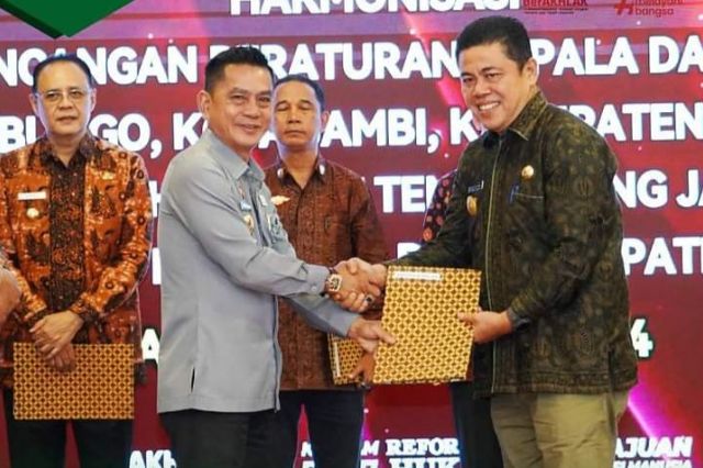 Pjs. Bupati Batanghari terima berita acara harmonisasi rancangan peraturan Kepala Daerah