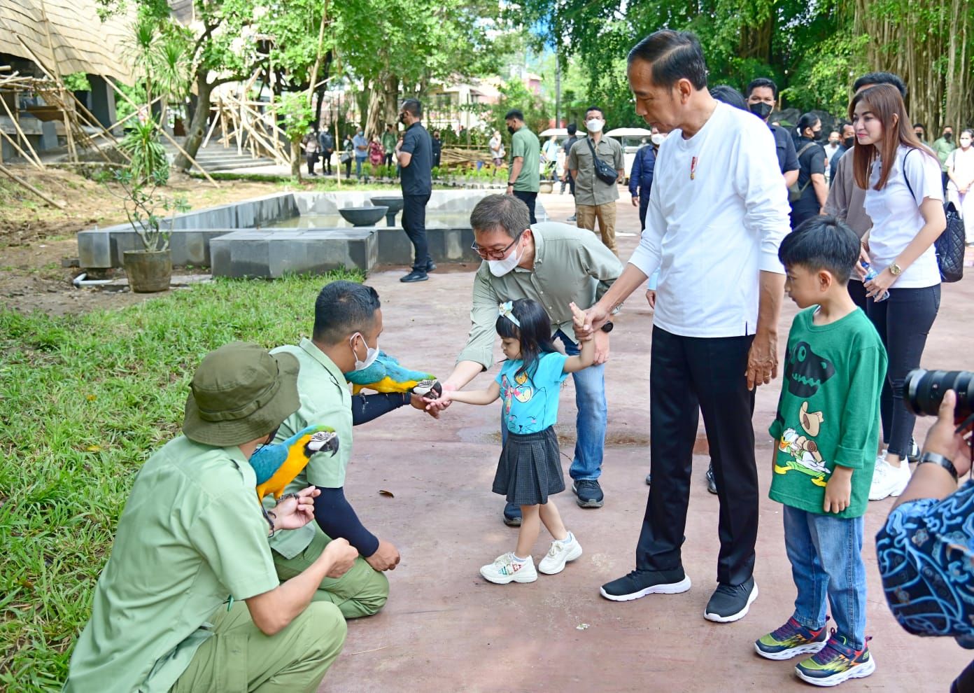 Cuti Bersama, Presiden Jokowi Ajak Cucu Kunjungi Solo Safari