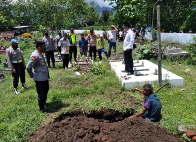 Diduga Karena Kesepian, Pria di Ponorogo Nekat Gali Makam Istrinya