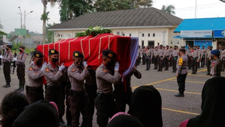 Polda Jambi Gelar Upacara Pelepasan Jenazah Denis Yonas