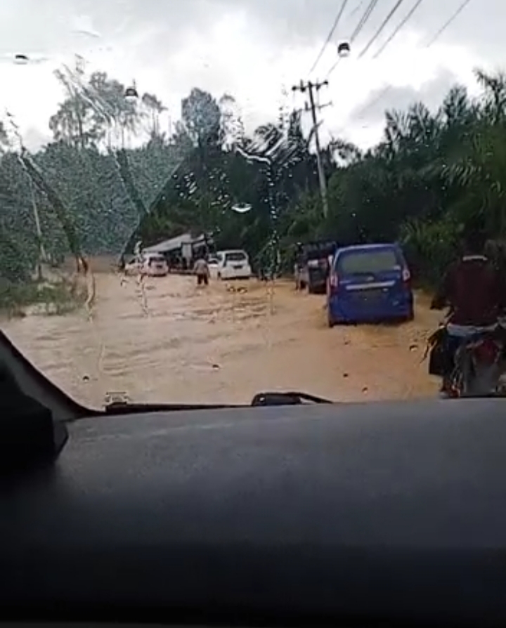 Ruas Jalan Lintas Timur Direndam Banjir, Arus Lalu Lintas Dialihkan