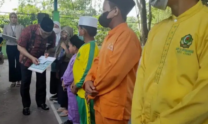 Pemkot Jambi Salurkan Bantuan Pendidikan Sebesar Rp2,2 Miliar