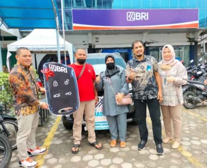 BRI Serahkan Grandprize Mobil Kepada Nasabah Beruntung