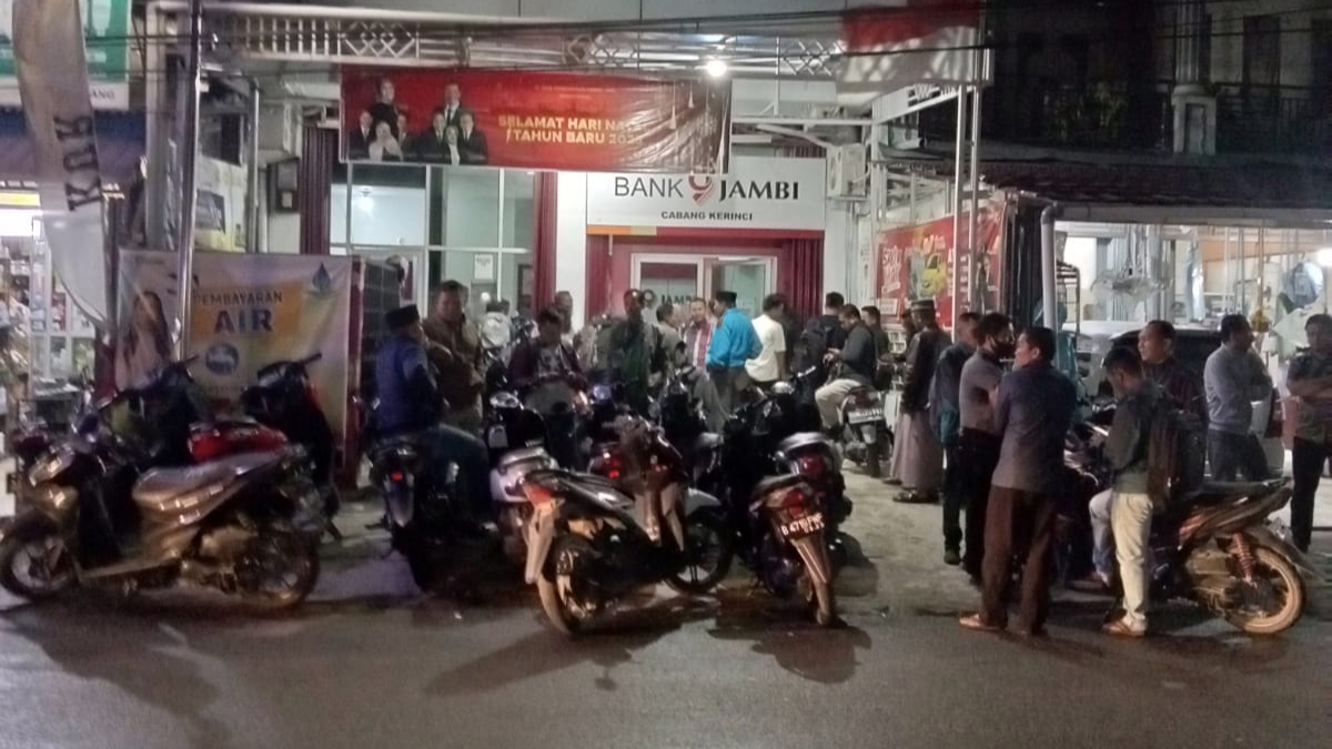 Jelang Tutup Tahun, Bank Jambi Cabang Kerinci Buka Sampai larut Malam, ini Salah Siapa?