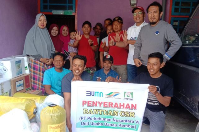 PTPN VI Unit Usaha Danau Kembar Serahkan Bantuan Kepada Kelompok Tani Makmur di Sumatera Barat