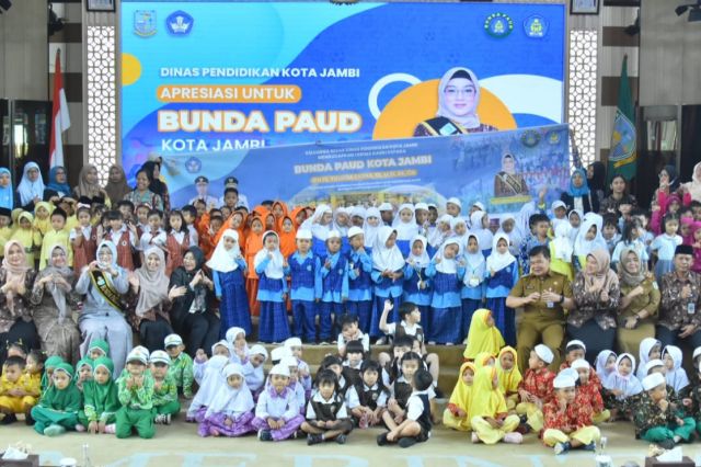 Anak PAUD Berikan Apresiasi Kepada Bunda PAUD Kota Jambi