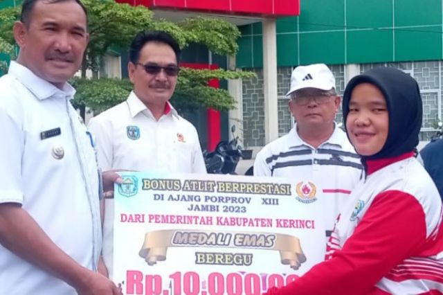 Koni Kerinci Bagikan Bonus Atlet Peraih Medali Porprov Jambi