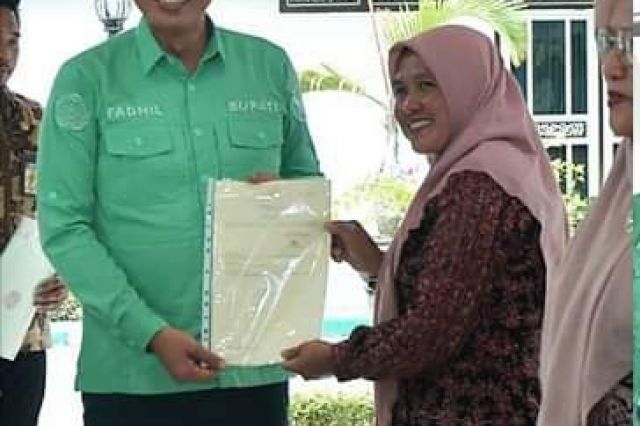 Batanghari Mhd Fadhil Arief menyerahkan Sertifikat Pendaftaran Tanah Sistematis Lengkap (PTSL) tahun 2024