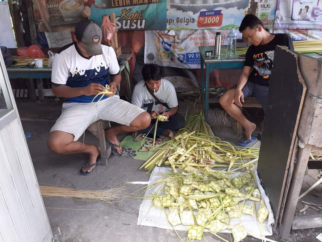 Jelang Idul Fitri, Pedagang Bungkus Ketupat di Kota Jambi Raup Keuntungan