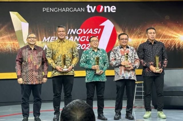 Bupati Batanghari terima penghargaan dari TV ONE