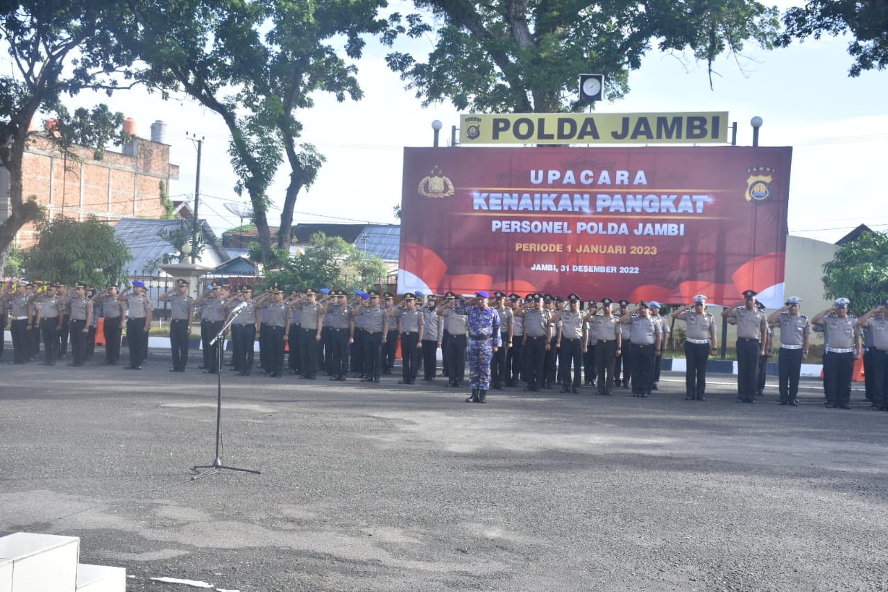 Kapolda Jambi Pimpin Upacara Kenaikan Pangkat Personil