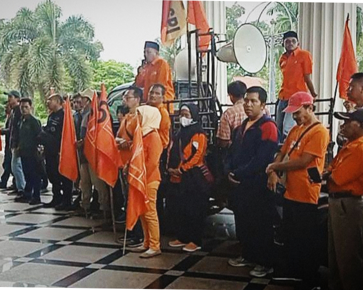 Bawa 9 poin tuntutan, Partai Buruh bersama serikat Buruh dan mahasiswa unjuk rasa di Depan Kantor Gubernur Jambi