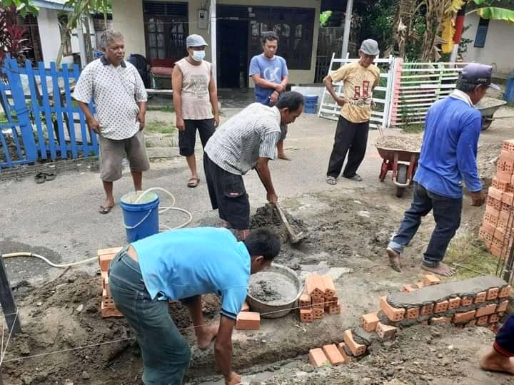 Bersama Kita Bisa !! Warga RT 45 Kelurahan Jelutung Dirikan Pos Kamling Permanen