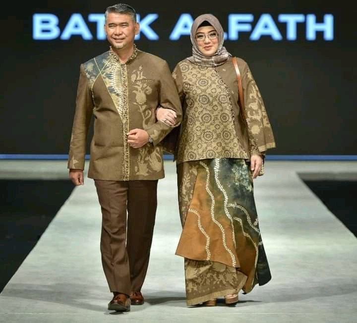 Dukung Penuh IKM Jambi, Walikota Fasha Melenggang di Indonesia Fashion Week