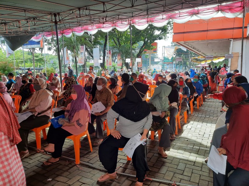 Ratusan Warga Kota Jambi Antri BLT Migor di Kantor Pos