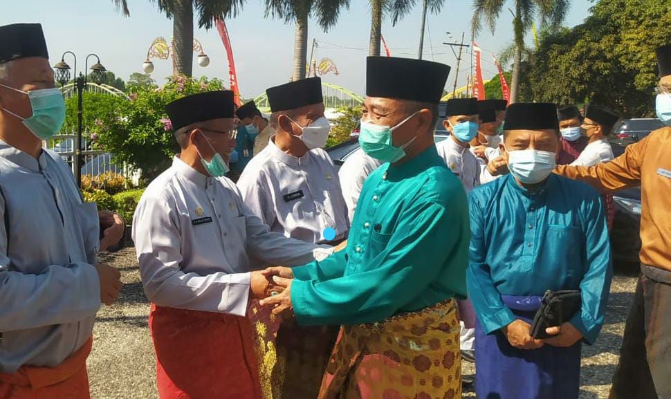 Bupati merangin H. Masuri ( baju hijau ) hadir di HUT kabupaten Sarolangun 