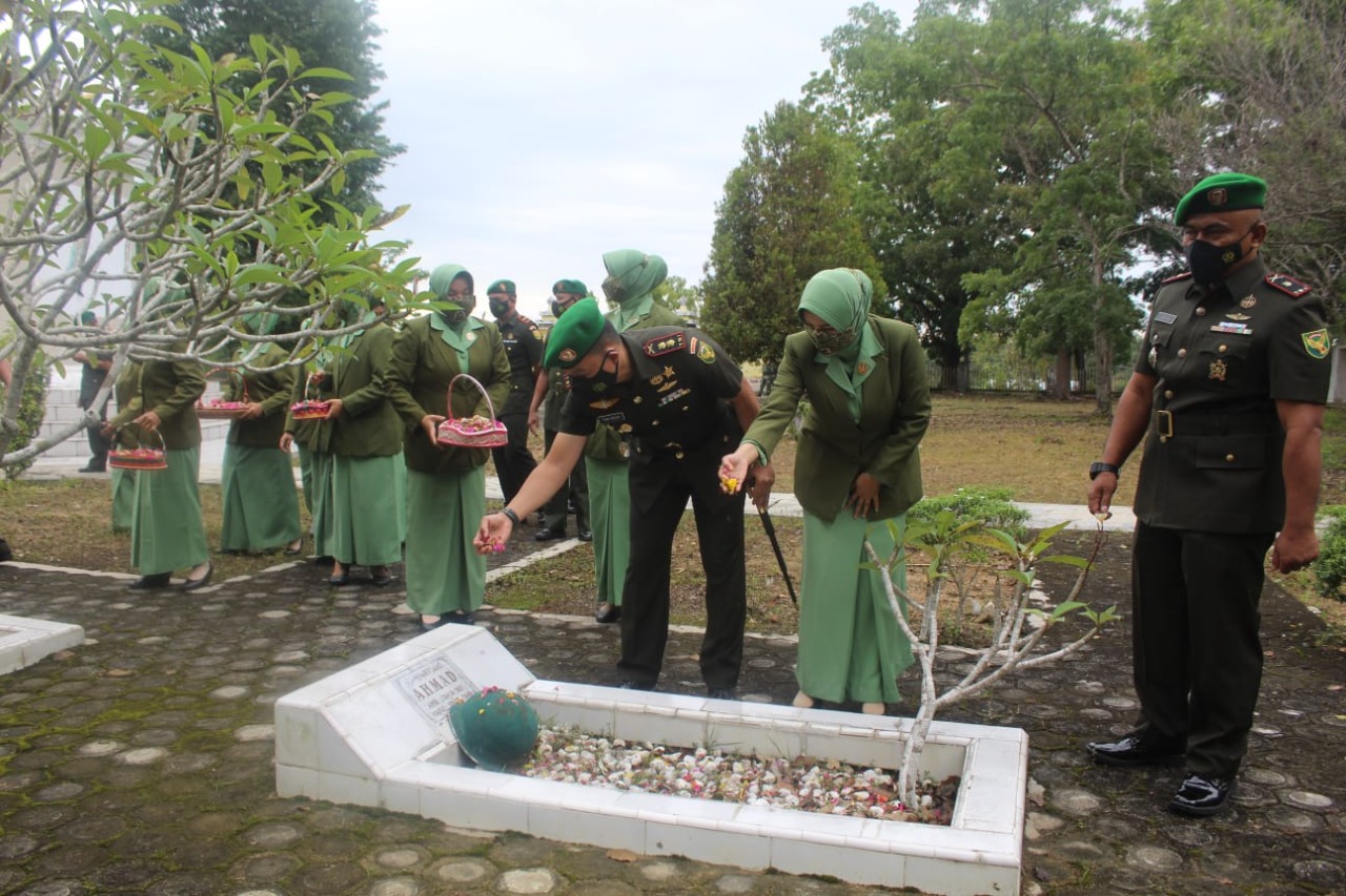 peringati hari juang tni ad, kodim 0420 sarko ziarah ke taman makam pahlawan