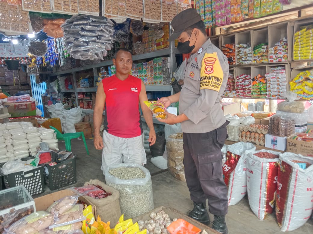 Jajaran Polsek Pengabuan Cek Ketersediaan dan Pemantauan Harga Minyak Goreng di Toko-Toko