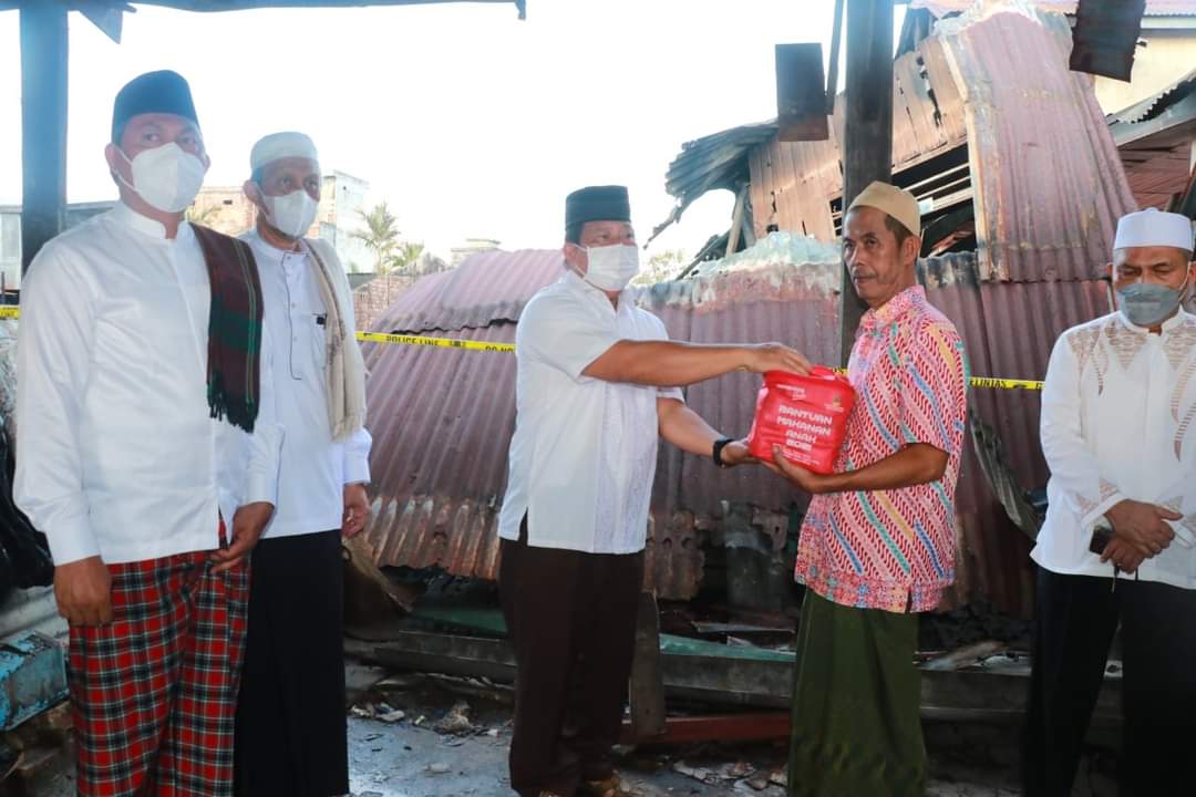 Wabup Tanjabbar Tinjau dan Serahkan Bantuan Korban Kebakaran Tungkal Harapan 