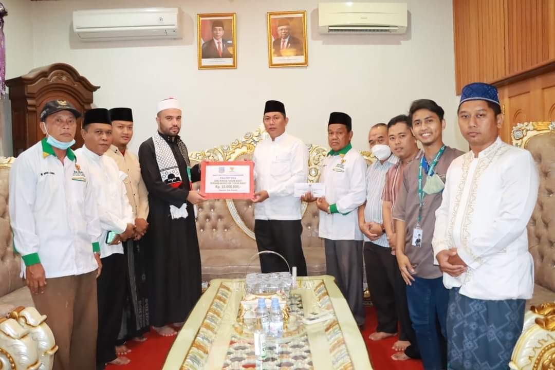 Sambut Kunjungan Imam Palestina, Wabup Serahkan Bantuan Kemanusiaan Pemkab Tanjabbar 