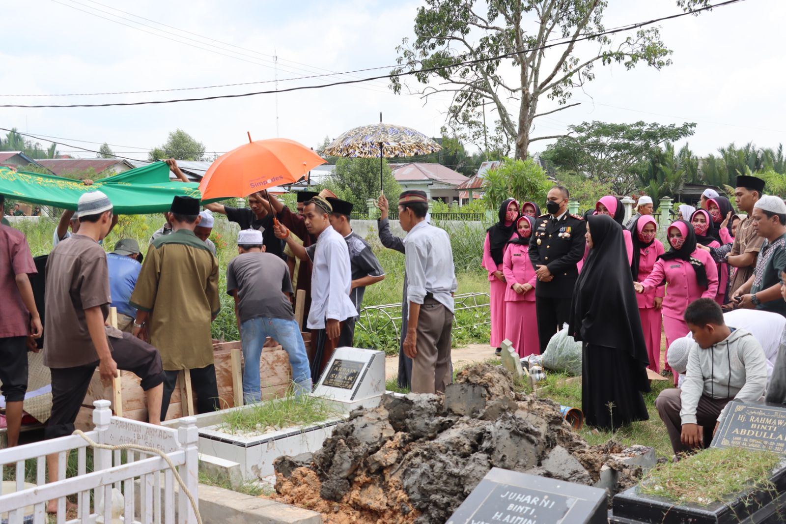 Kapolres Tanjab Barat Beserta Istri Antarkan Anggota Bhayangkarinya Sampai ke Pemakaman