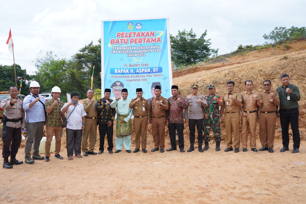 Peletakan Batu Pertama Pembangunan SMP 45 Oleh Pj. Bupati Tebo Aspan