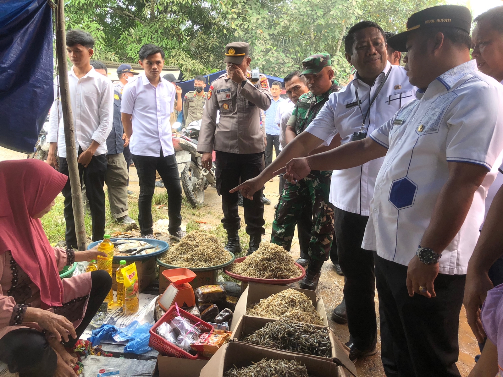 Terkait Arahan Presiden, Wabup Robby Bersama Kepala OPD dan Forkopimda Tinjau Pasar Kalangan