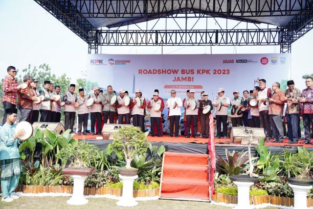 Pj. Bupati Aspan Saksikan Roadshow Bus KPK