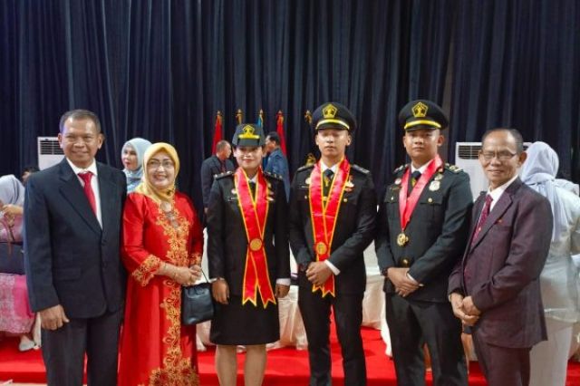 Ketua PWI Provinsi Jambi Dampingi Sang Cucu Wisuda Poltekip/Poltekim