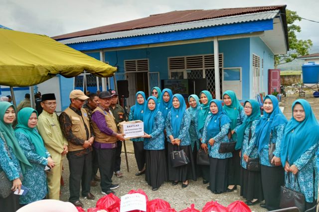 Ketua TP PKK Kerinci Nurhayati Asraf Serahkan Bantuan Untuk Korban Banjir