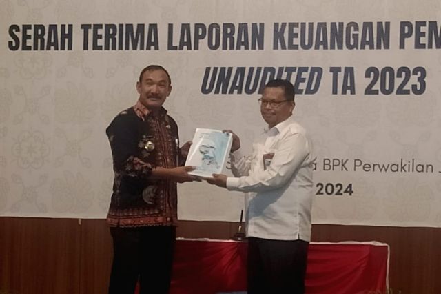 Pj. Bupati Asraf Serahkan Laporan Keuangan Pemerintah Daerah (LKPD) Unaudited Tahun Anggaran 2023 Kepada BPK RI Perwakilan Jambi